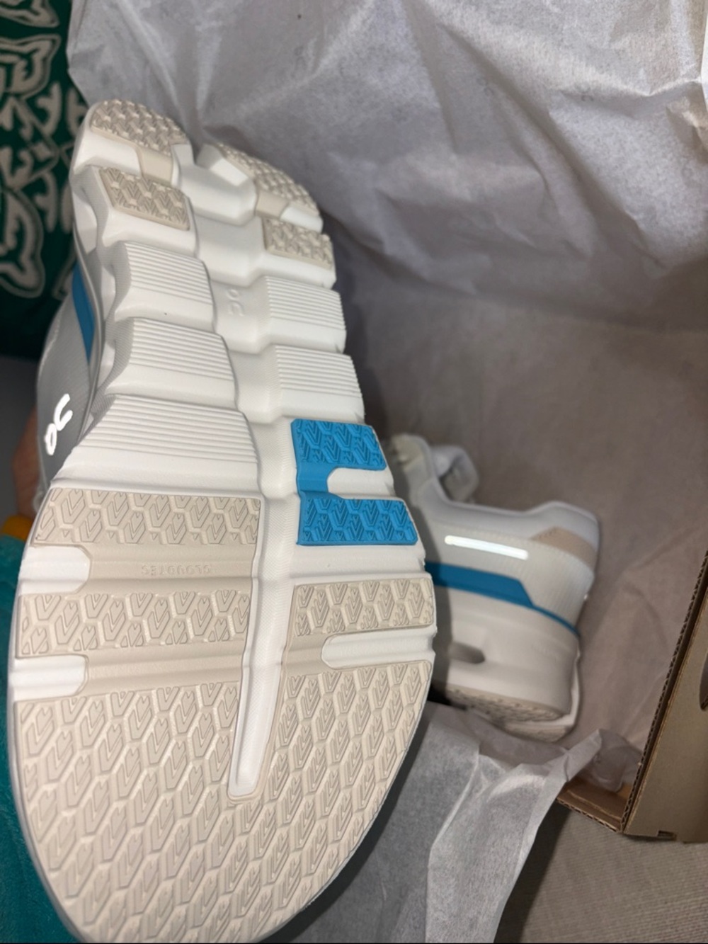NWT-On cloud cloudrunner 2 White sz8.5 - Picture 4 of 5